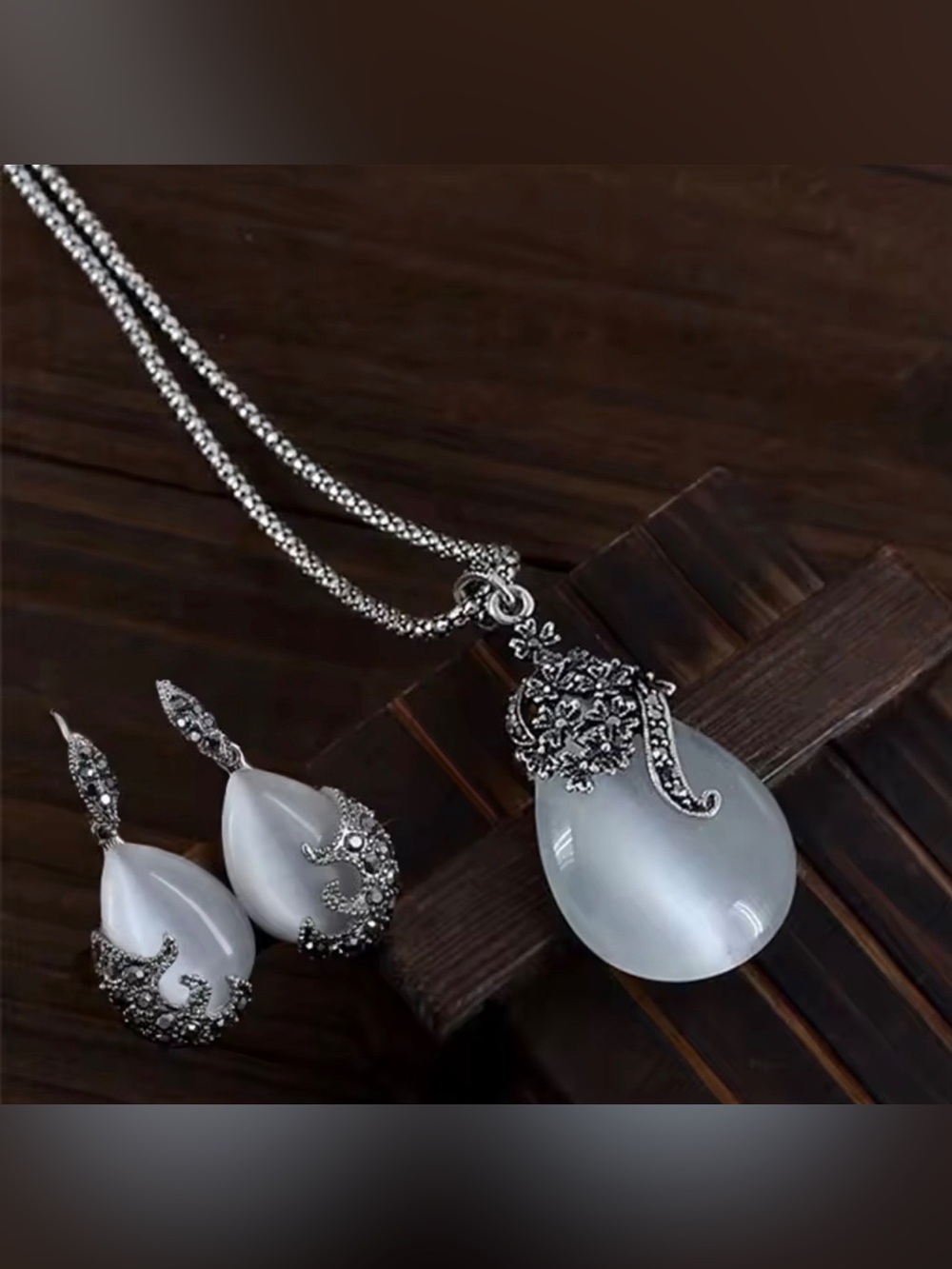 Italian Jewelry Boutique Silver Tone Moon Teardrop Pendant Necklace Earrings Set